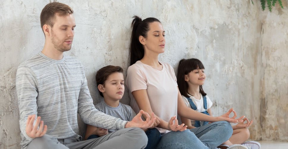 familia meditando